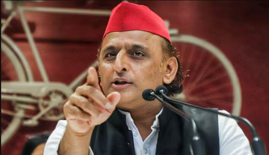 मंत्री प्रतिभा शुक्ला के पति ने डिप्टी सीएम ब्रजेश पाठक को लगाई फटकार, अखिलेश यादव ने कसा तंज