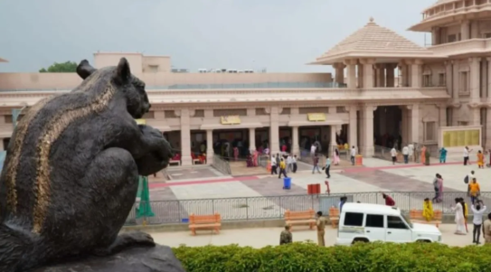 अयोध्या में राम मंदिर के पास गिलहरी की मूर्ति क्यों लगाई गई? जानिए रामायण में इसका क्या योगदान था