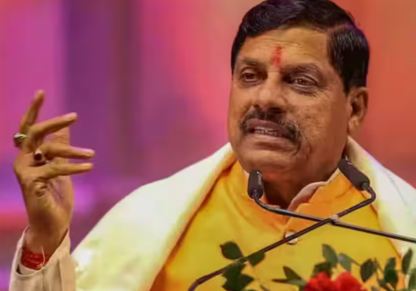 मुख्यमंत्री मोहन यादव ने 'वंदे मातरम' विवाद पर टिप्पणी करते हुए सोनिया और राहुल से माफ़ी की मांग की।