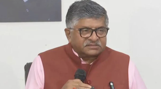 'कांग्रेस नेतृत्व को माफ़ी मांगनी चाहिए': 'वंदे मातरम' के अपमान को लेकर रविशंकर प्रसाद ने सोनिया गांधी पर निशाना साधा।